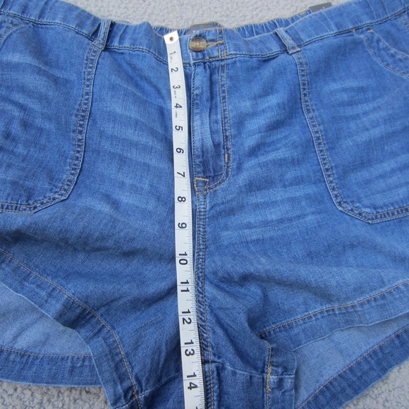 Torrid Short Women's 24 Relax Utility Light Weight Mid-Rise Medium Wash NEW - Picture 10 of 16